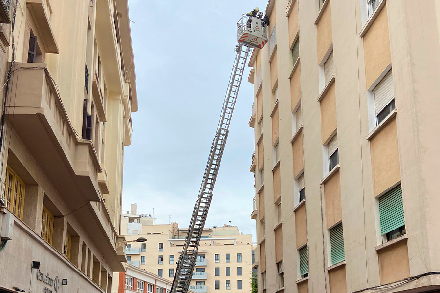 Los bomberos retiran elementos de la fachada en la Plaza Azcárate / Rafa Báez