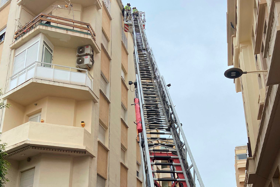 Los bomberos retiran elementos de la fachada en la Plaza Azcárate / Rafa Báez