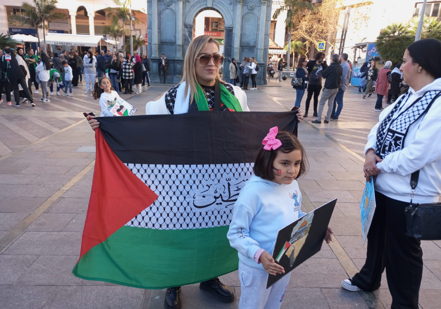 Una mujer sostiene una bandera palestina/ Juanjo Coronado