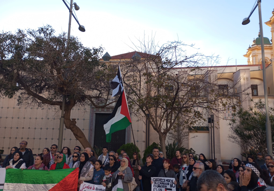 El mismo mástil, para la bandera de Ceuta y la de Palestina/ Juanjo Coronado