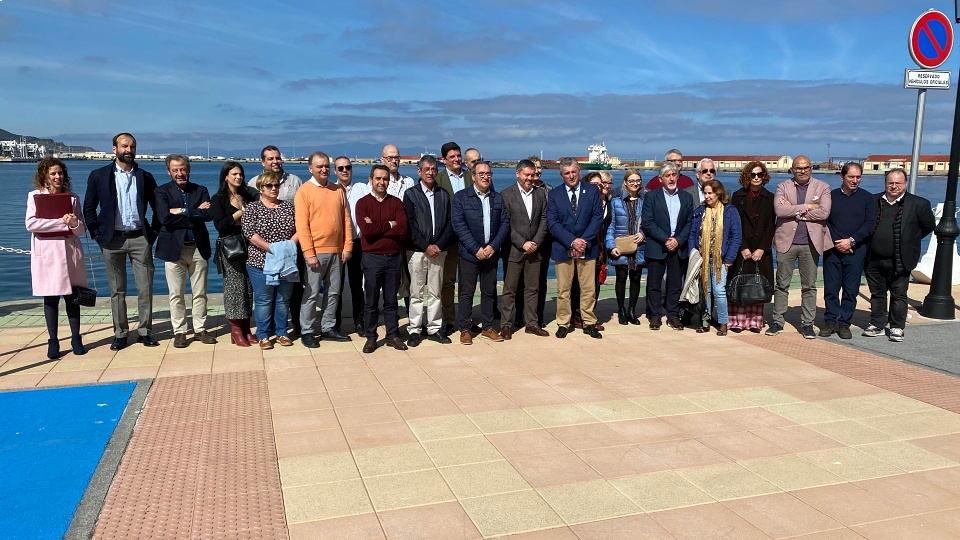 Foto de familia en el Puerto de los participantes en este I Seminario de la Red de Cruceros Fluviales y Costeros