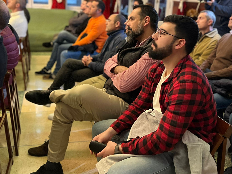 Parte del público que llenó el Salón de Actos del Centro Cultural de los Ejércitos/ Dani Hernández