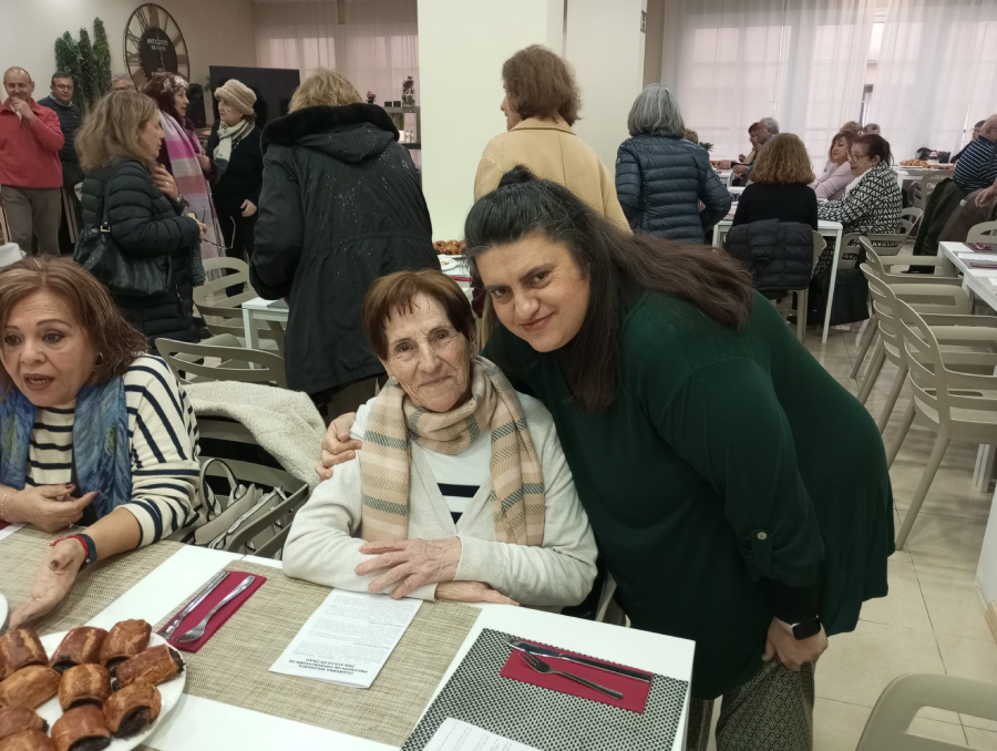 La conocida María Mata, junto a su sobrina/ Juanjo Coronado