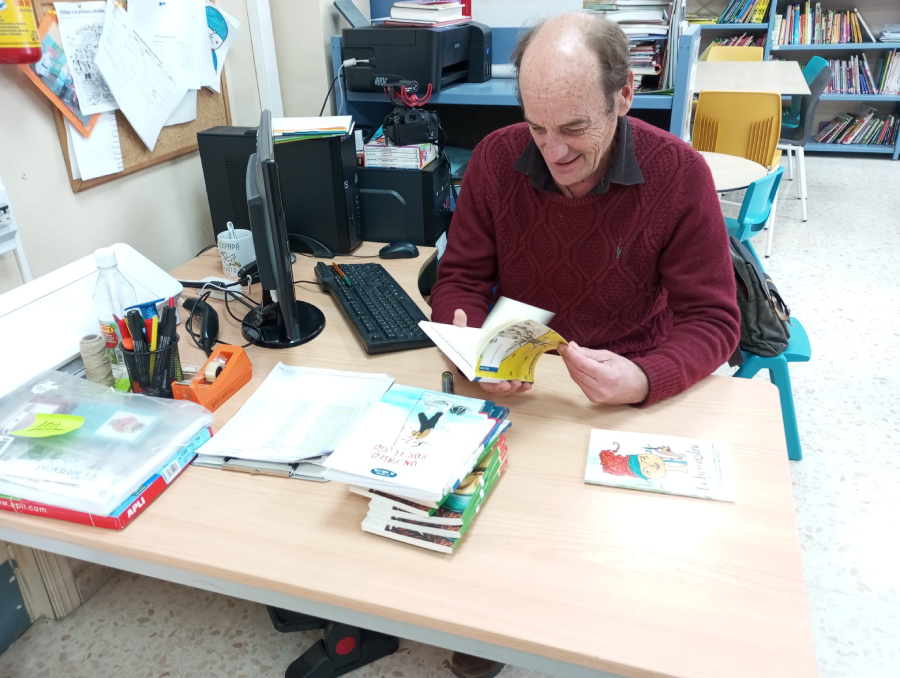 José Maestro, ojeando uno de sus libros/ Juanjo Coronado