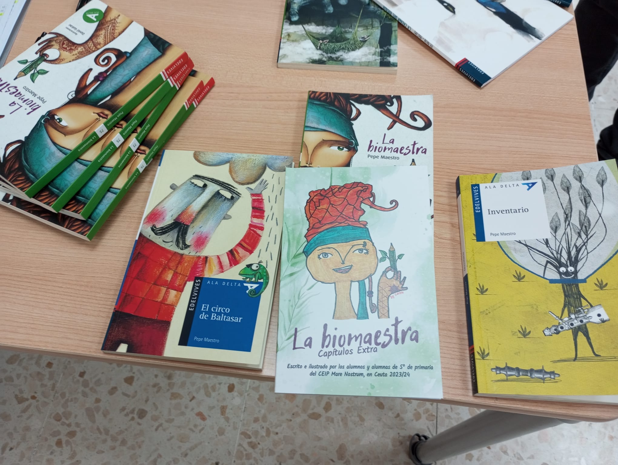 El libro de Maestro y su prolongación, escrita por alumnos del 'Mare Nostrum'/ Juanjo Coronado
