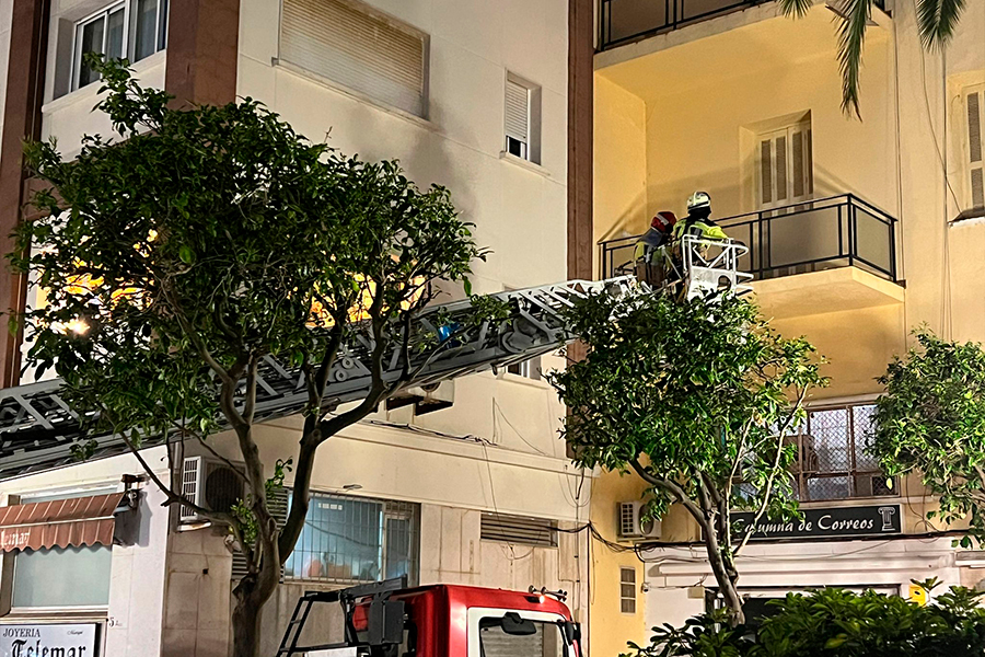 Actuación de los Bomberos en la Plaza de Correos / Daniel Hernández