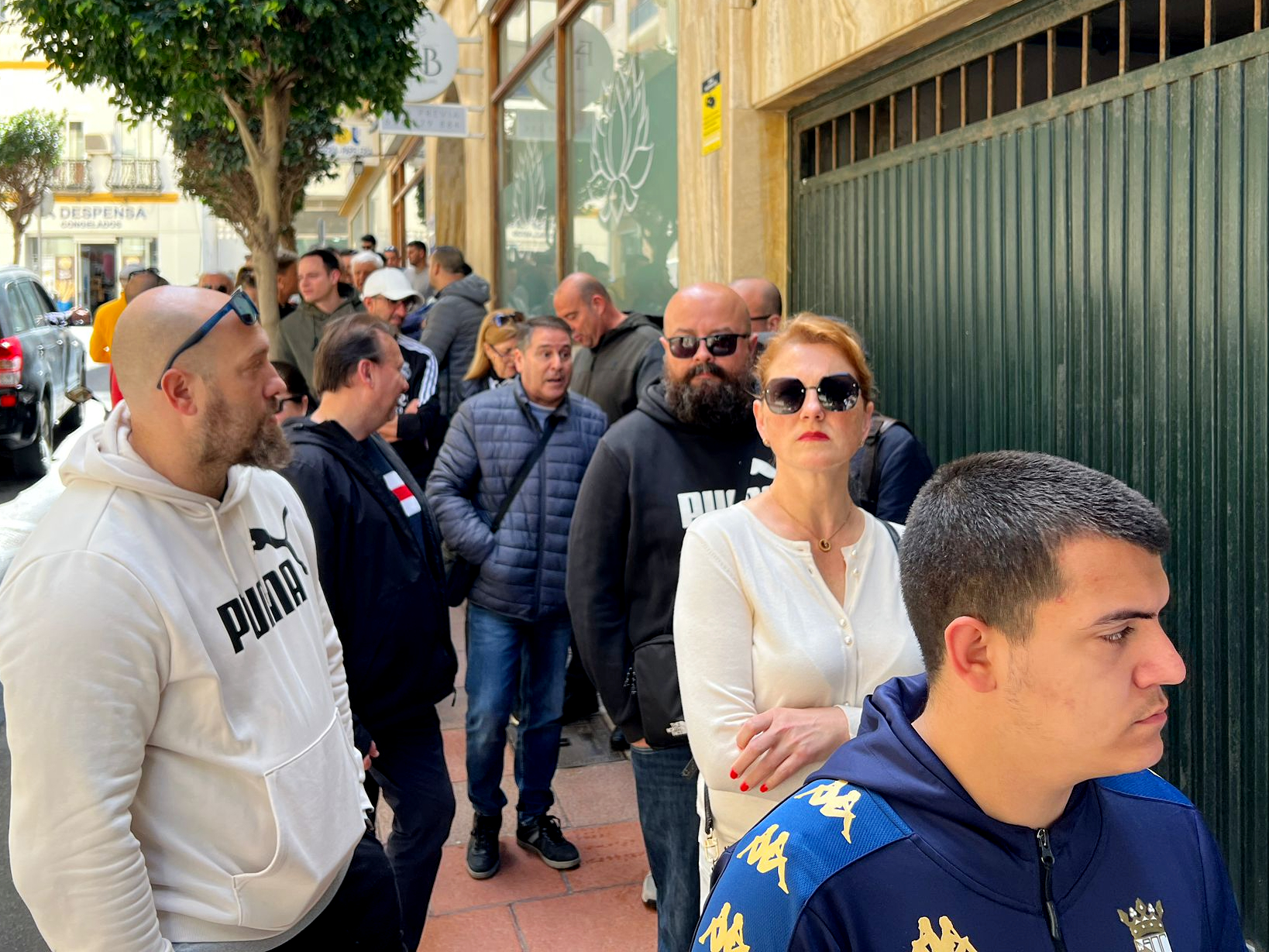 Colas en la tienda de la AD Ceuta FC para conseguir entrada para 'La Rosaleda'. Foto: Daniel Hernández