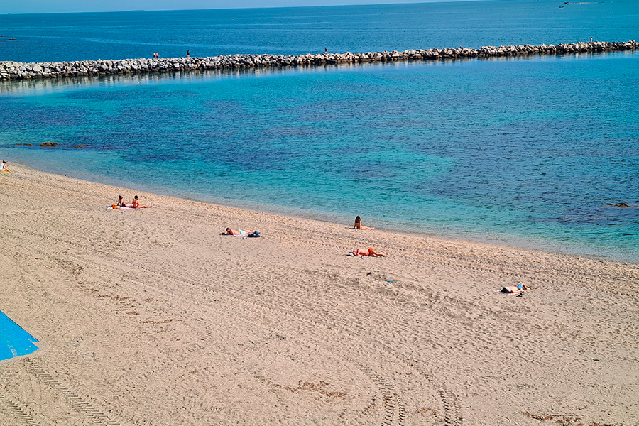Gente en la playa / Rafa Báez