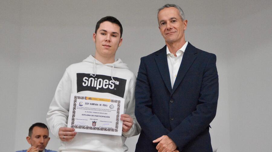 Miguel Señor, junto a uno de los premiados/ Castillo