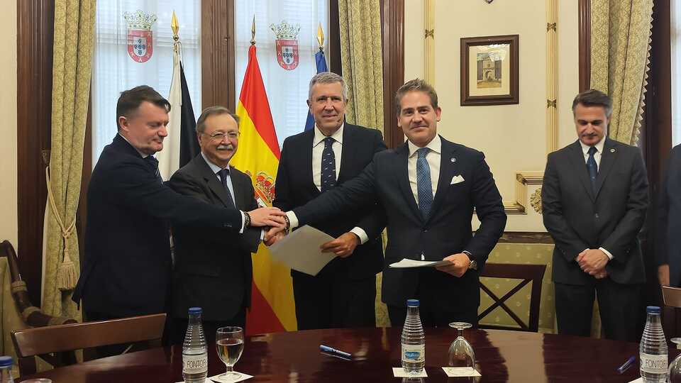 Apretón de manos tras la firma