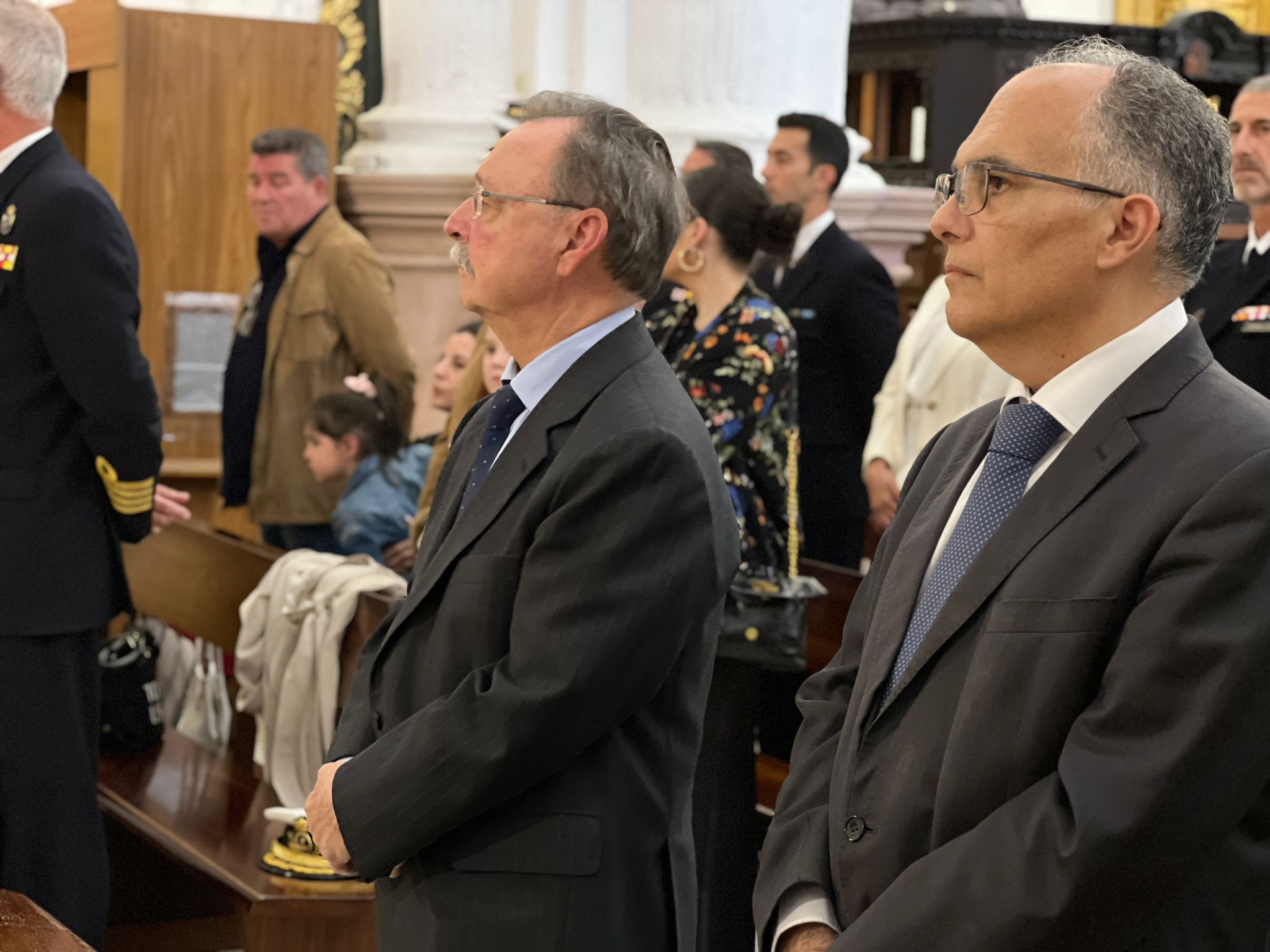 El presidente Vivas y el consejero de Presidencia, Gaitán, durante la misa/ Dani Hernández