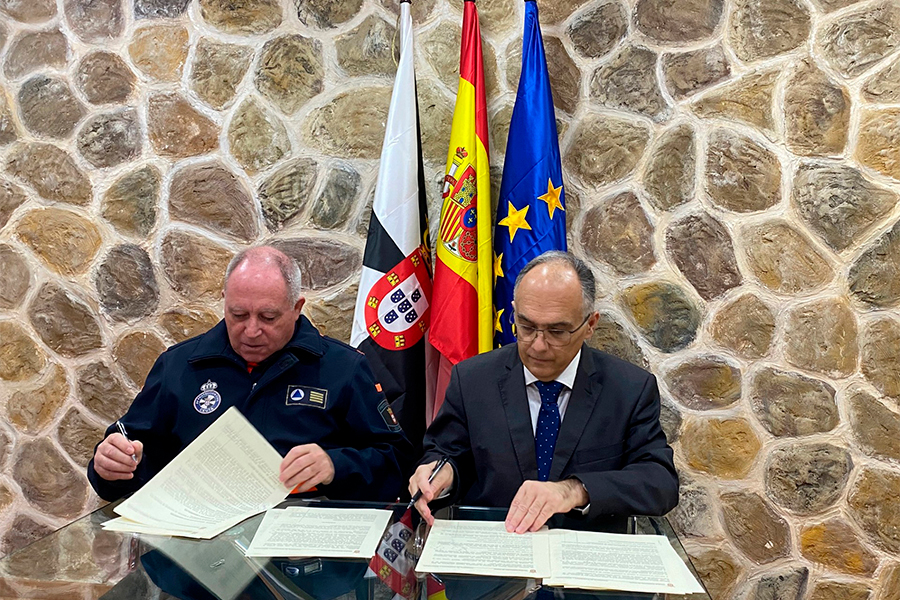 Firma del convenio con los voluntarios de Protección Civil