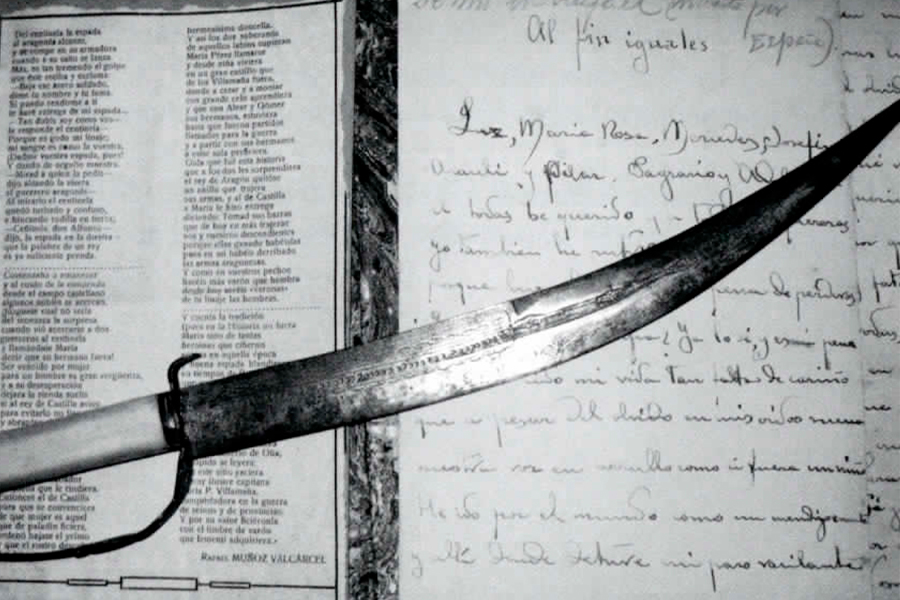 Cuaderno de poesías de Rafael y una gumía recogida en el lugar donde murió Rafael, entregados a su hermano por sus compañeros del Tabor