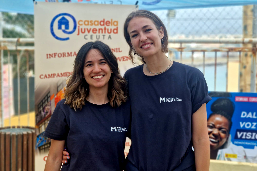 Blanca Valero y Merichen Navas, de la Fundación Museo del Mar, en el Parque de San Amaro / Laura Ortiz
