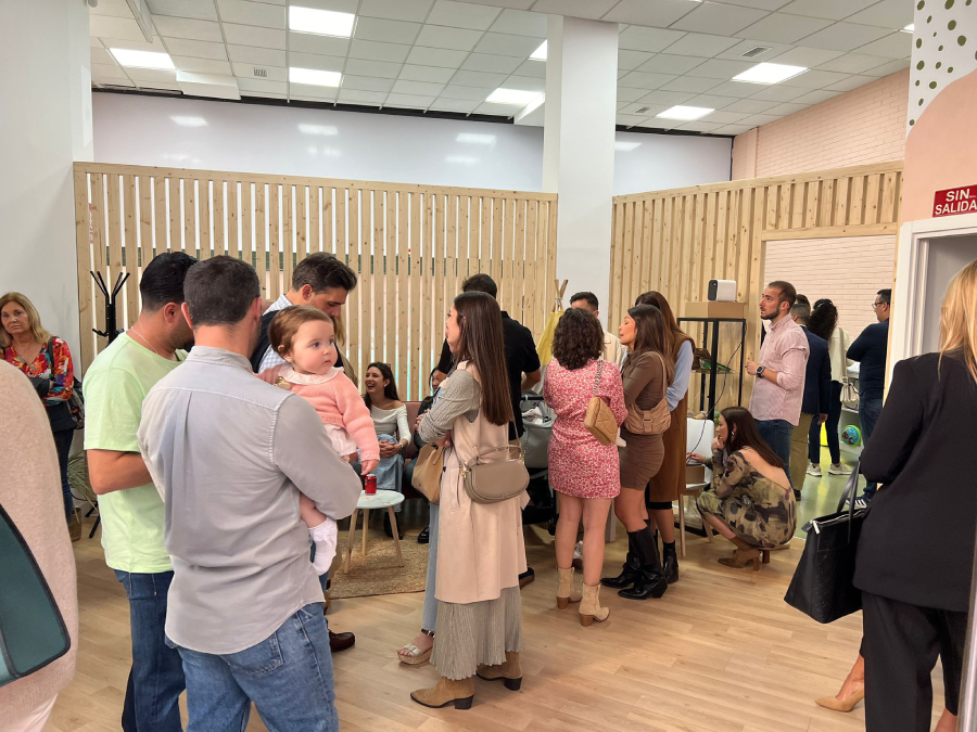 Varios asistentes a la inauguración/ Dani Hernández