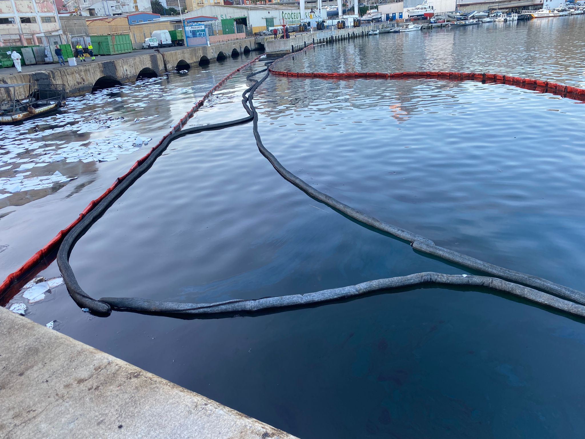 Barreras de contención en el muelle Alfau (C.A.)