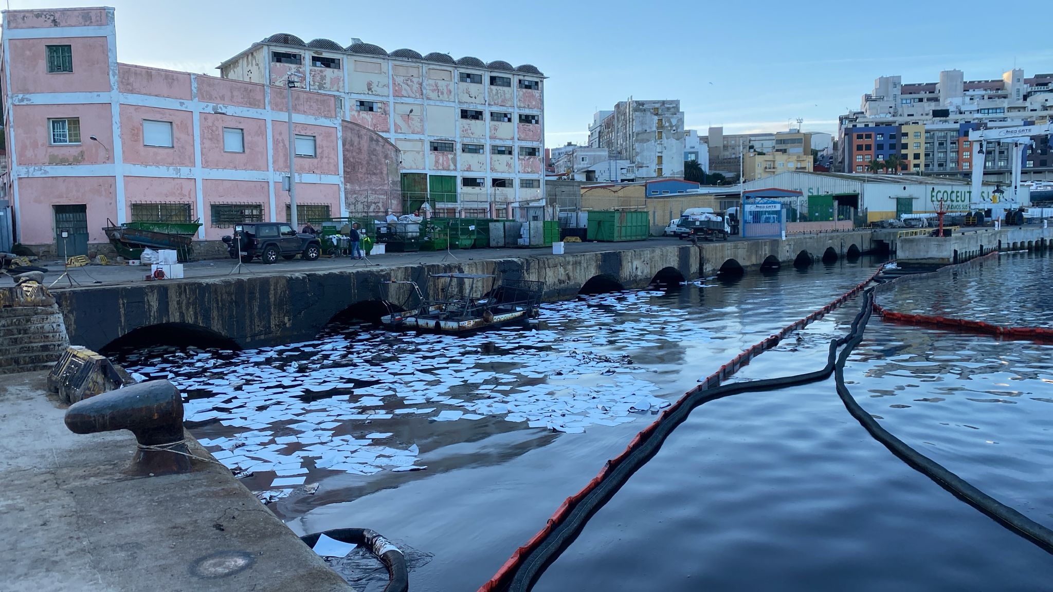 Barreras de contención en el muelle Alfau (C.A.)