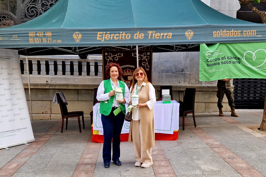 Mesa petitoria del Ejército de Tierra en colaboración con la Asociación Española Contra el Cáncer / Laura Ortiz