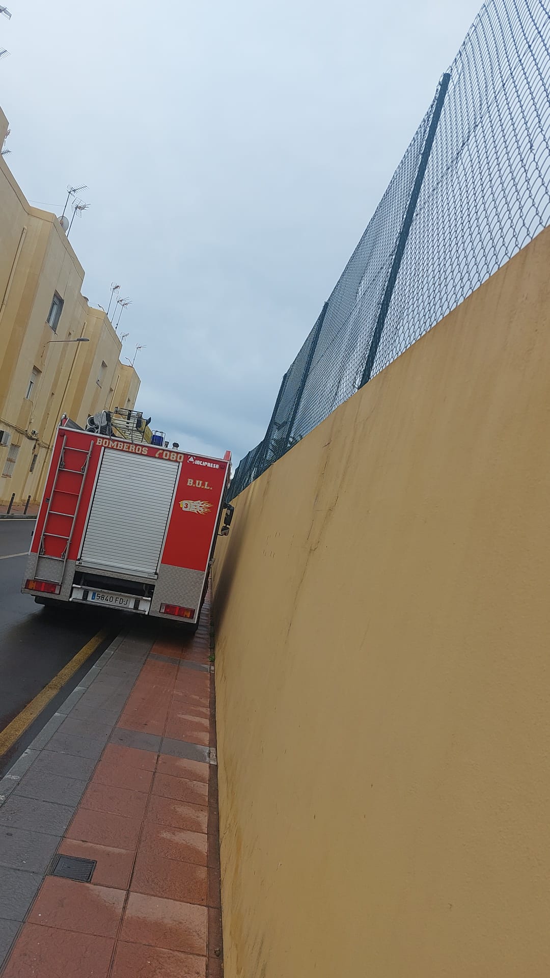 Vehículo de Bomberos en la puerta del Colegio/ Cedida