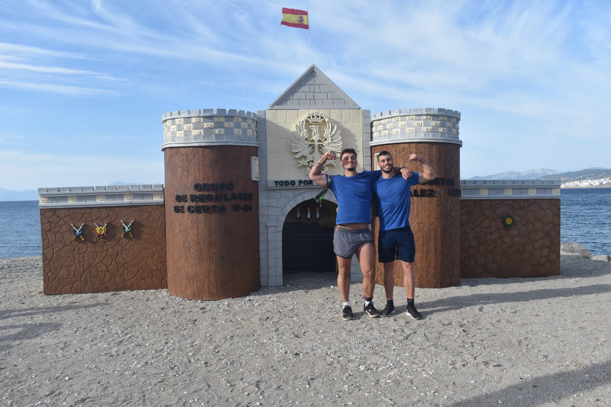 Varios participantes se han hecho la foto con la réplica/ Rafa Báez