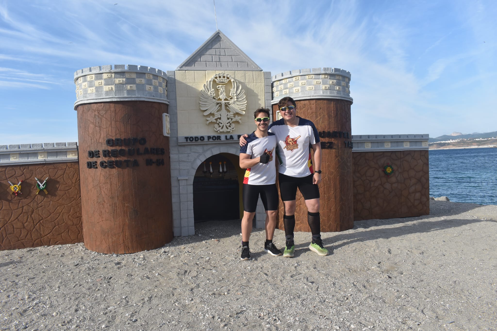 Prácticamente todos los corredores han querido su foto de recuerdo con la réplica del cuartel/ Rafa Báez