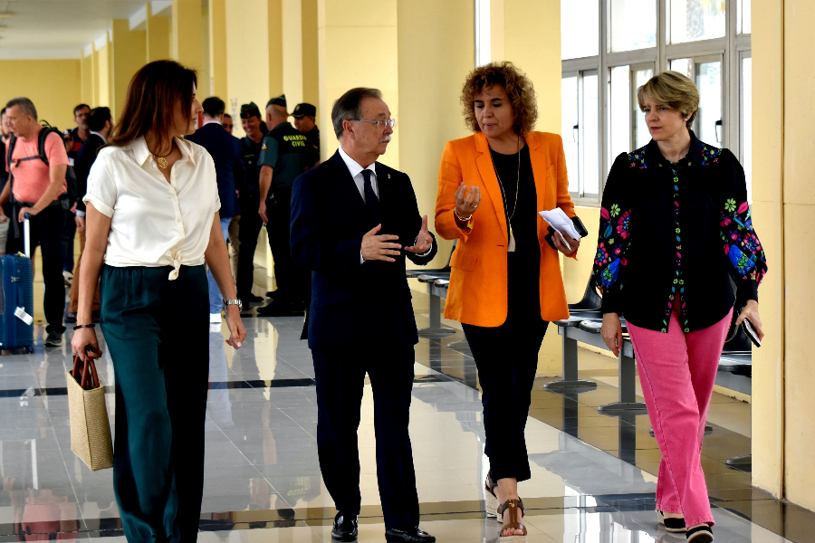 Dolors Montserrat a su llegada al Puerto de Ceuta / Rafa Báez
