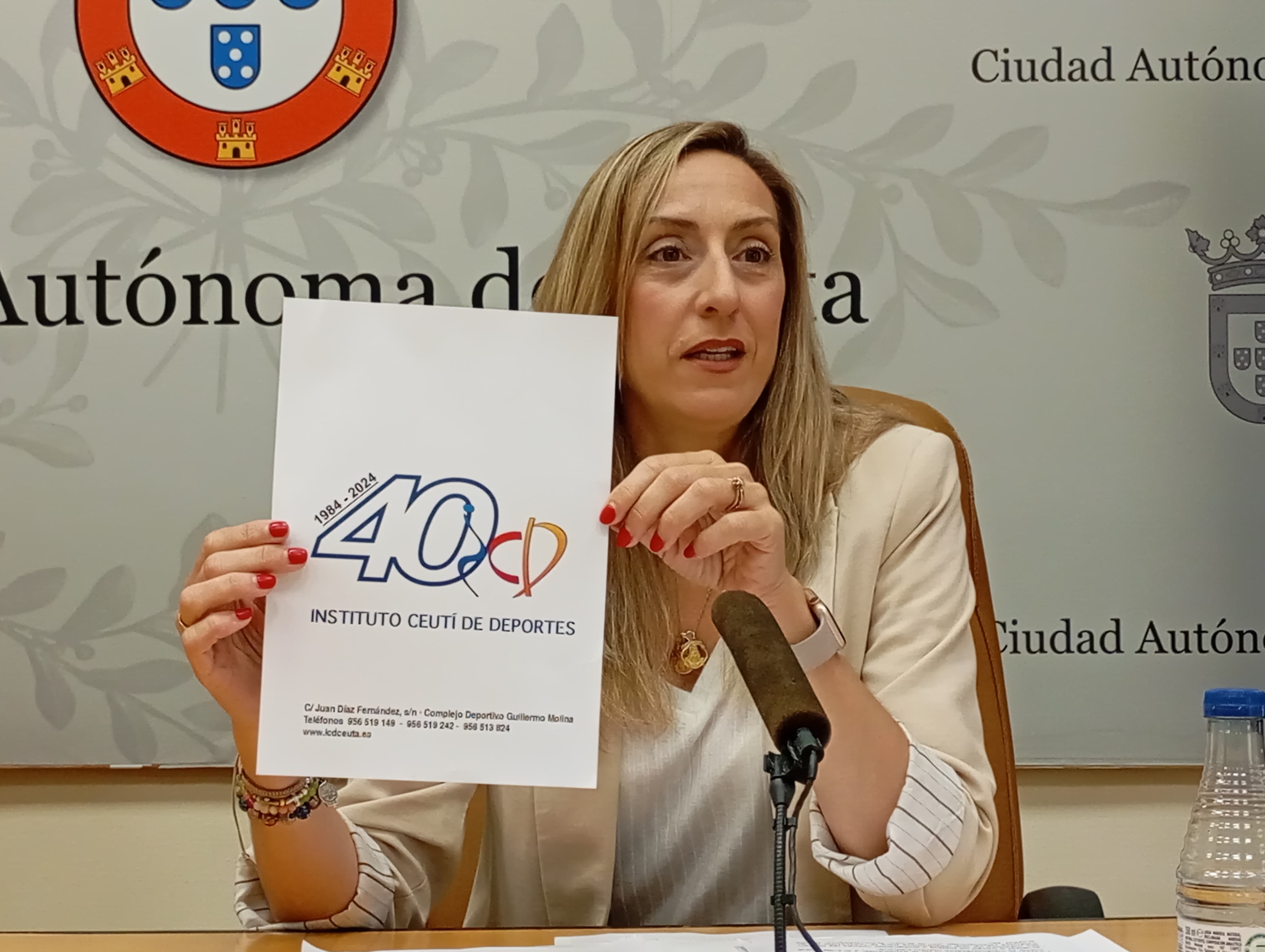 La gerente muestra el logo de los 40 años del ICD/ Juanjo Coronado