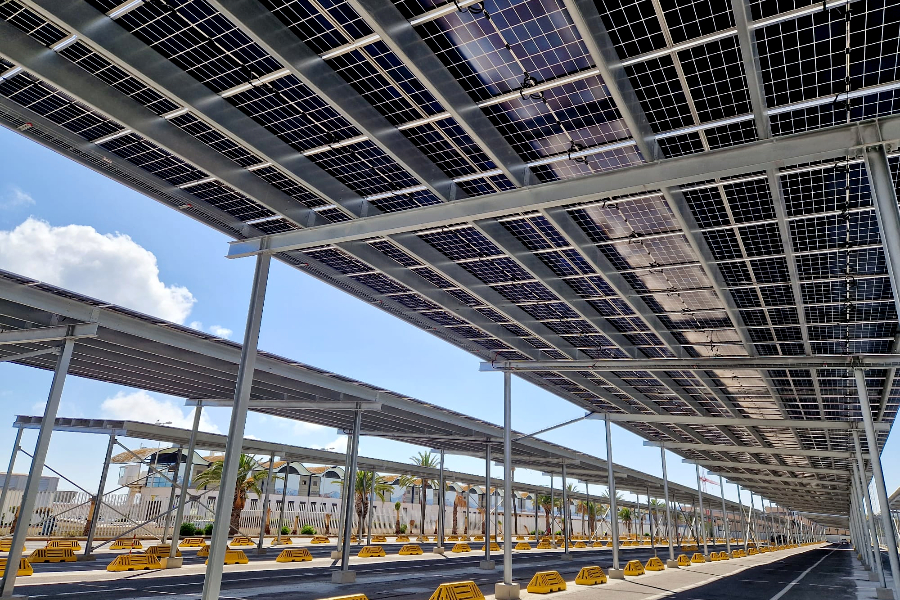 Planta fotovoltaica instalada en el Puerto por Avangreen / Laura Ortiz