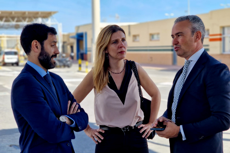 Manuel Gómez, CEO de Avangreen, junto a Cristina Zafra, directora general de Medio Ambiente, y Rafael Peñalver, jefe de Departamento de Infraestructuras de la Autoridad Portuaria / Laura Ortiz