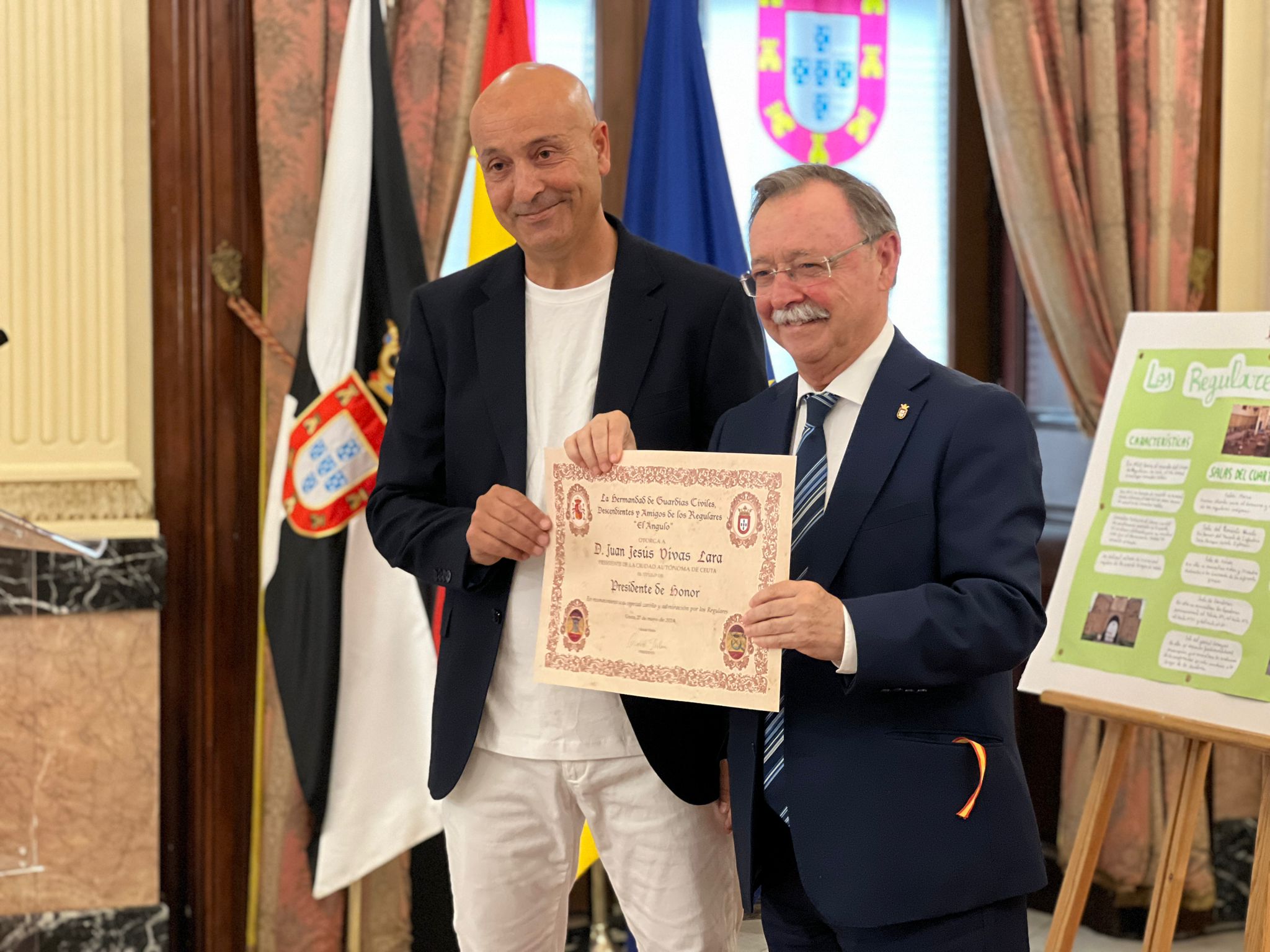 Rachid Sbihi entrega el diploma a Juan Vivas/ Dani Hernández