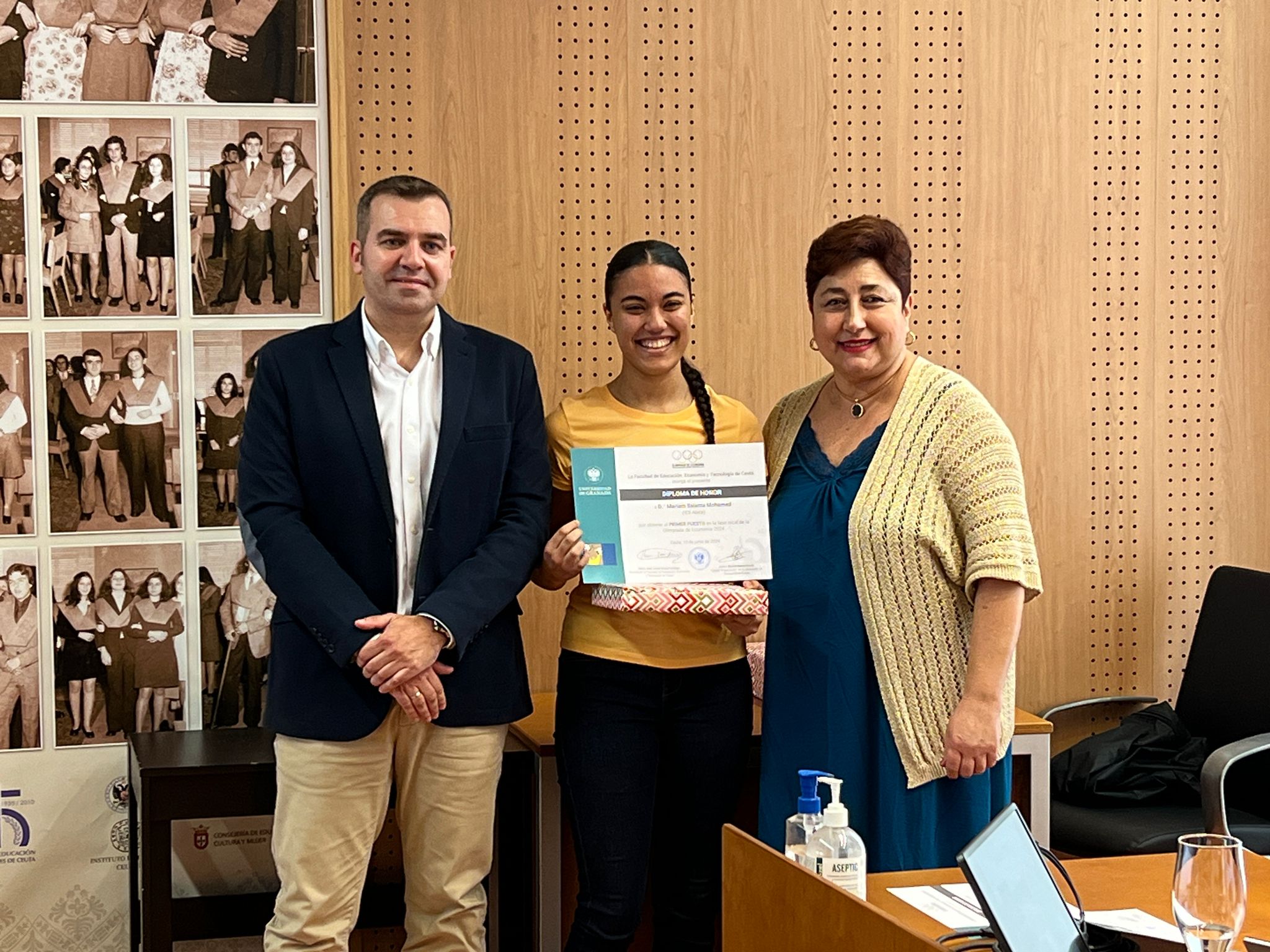 La ganadora, Marian Salama, entre Blanco y la decana Maria José Aznar/ Dani Hernández