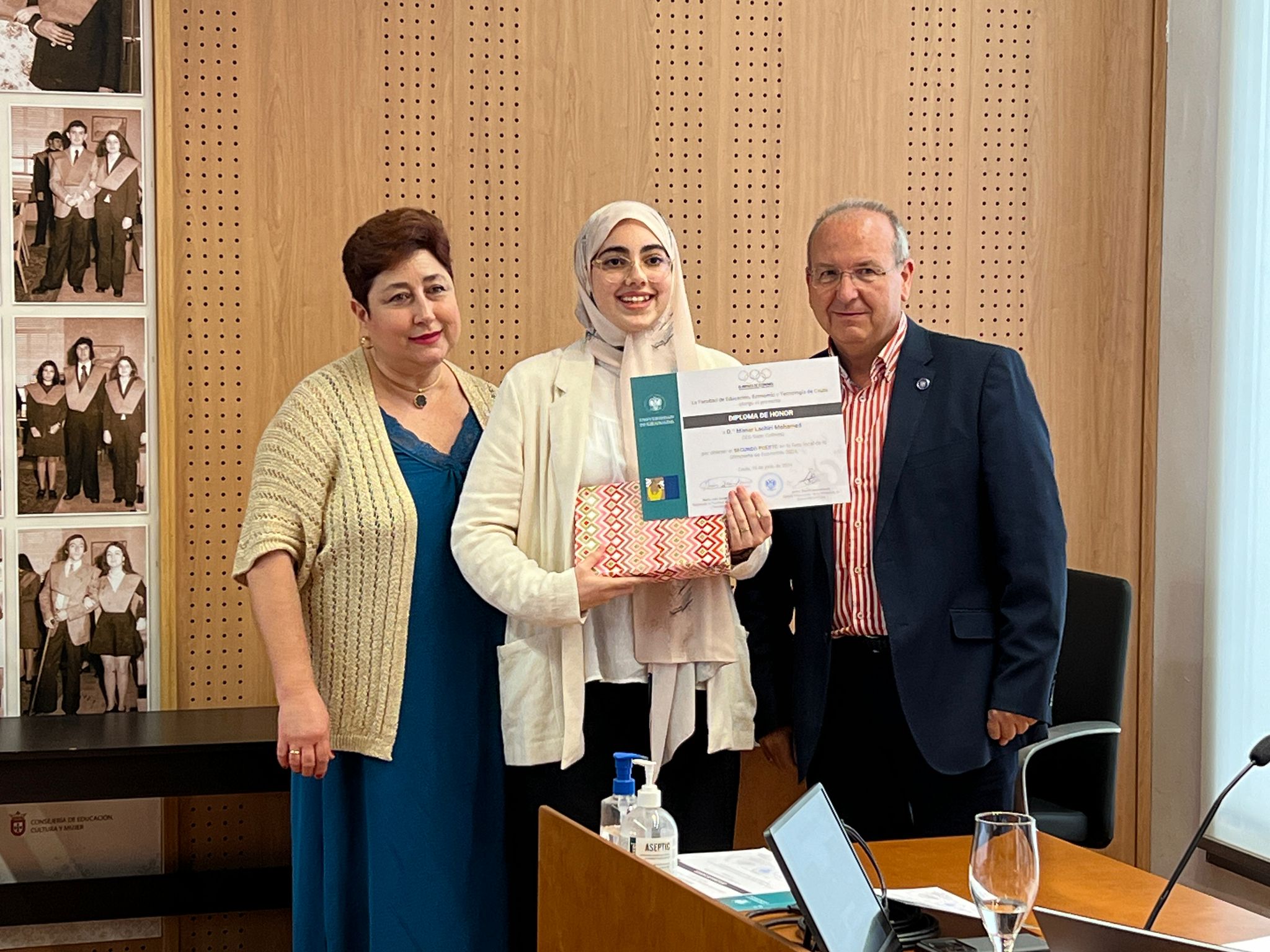 Manar Lachiri, en el centro, muestra orgullosa su diploma / Dani Hernández
