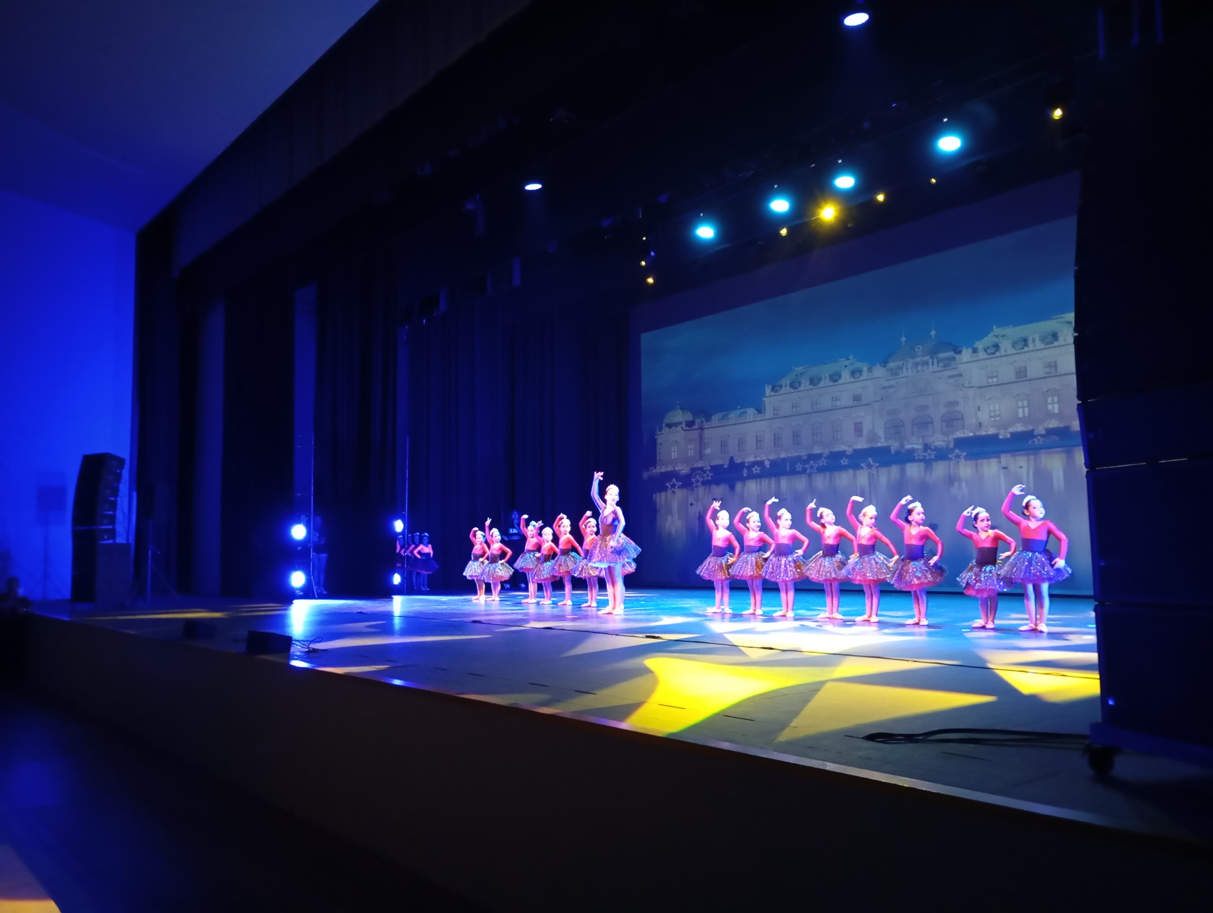 Las bailarinas lo dieron todo sobre el escenario / Juanjo Coronado