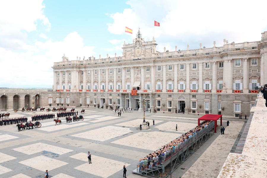 Relevo solemne de la Guardia Real con motivo del X Aniversario de la Proclamación de S.M. el Rey / Casa Real