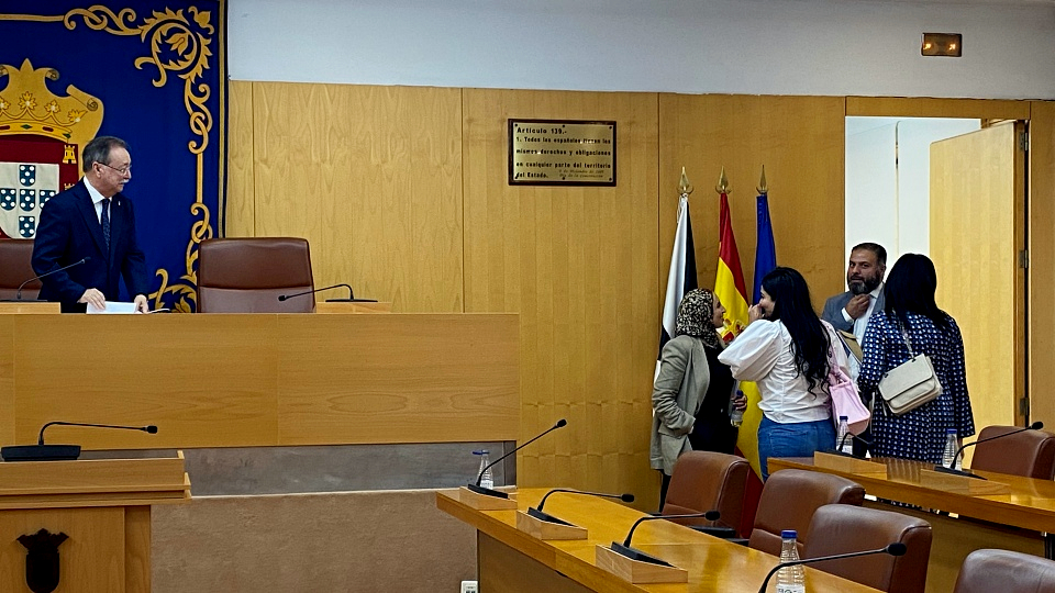Navil Rahal, Fidda Mustafa y Hanan Ahmed charlando después del Pleno con Fatima Hamed bajo la atenta mirada de Vivas