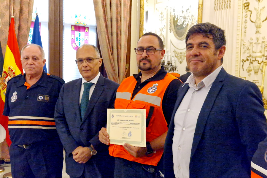 Los nuevos voluntarios de Protección Civil han recogido sus diplomas este viernes _ Laura Ortiz(2)