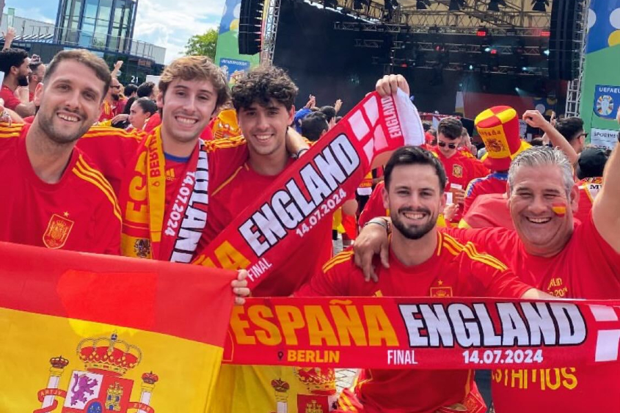 Jorge Ríos Pereña (el primero por la izquierda) junto a otros aficionados españoles en la marea roja