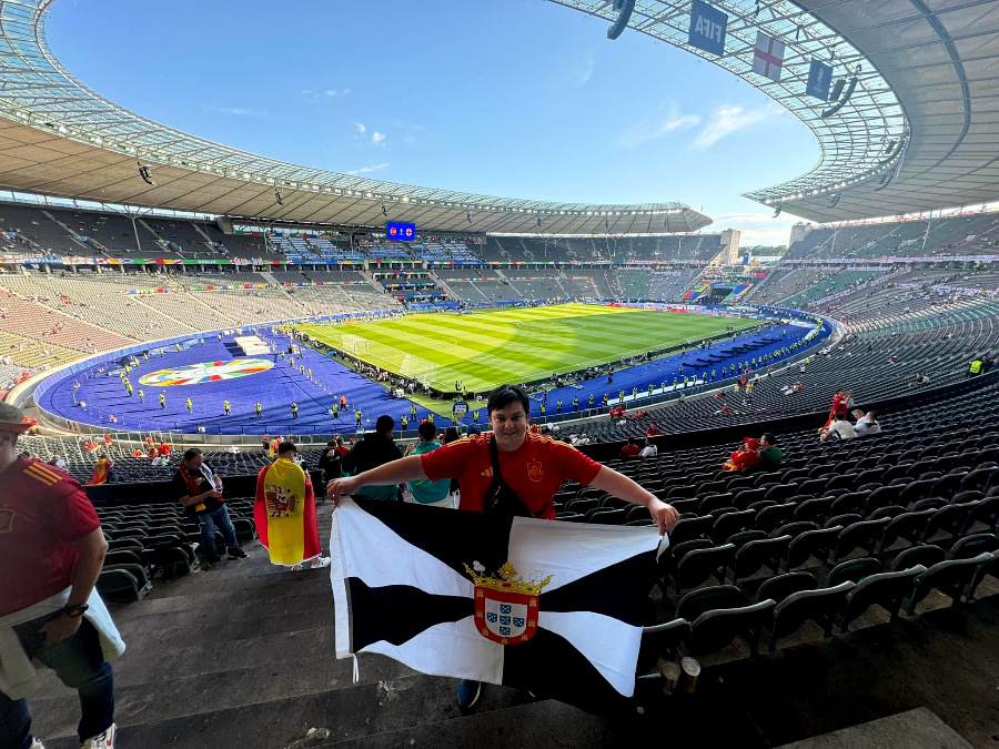 Carlos y Juanma ya han colocado la bandera de Ceuta en el Olímpico de Berlín(1)