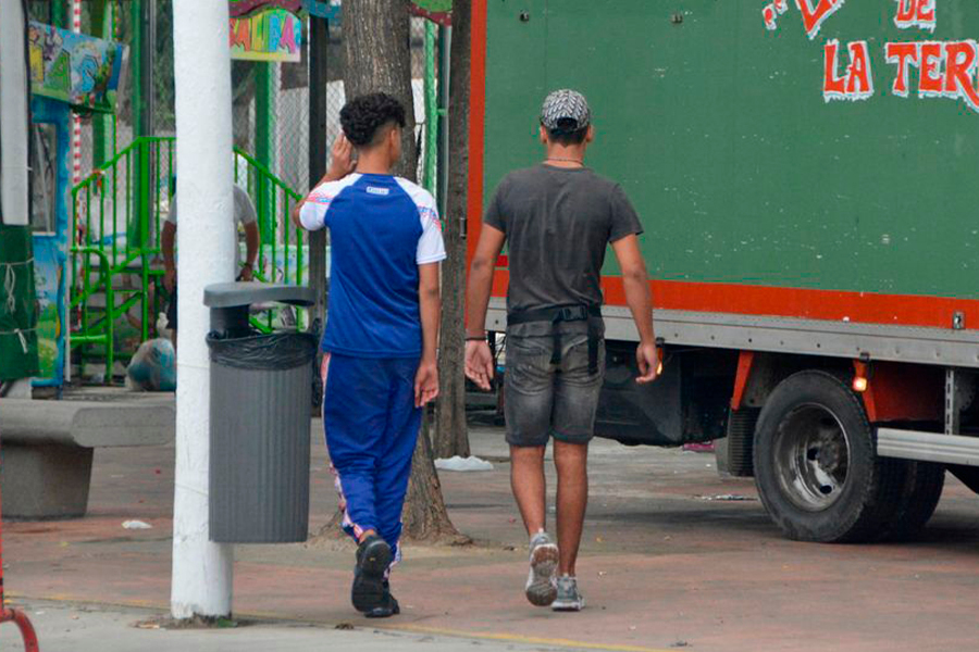 Dos jóvenes de origen magrebí, pululando por el recinto ferial durante la recogida / A. Castillo