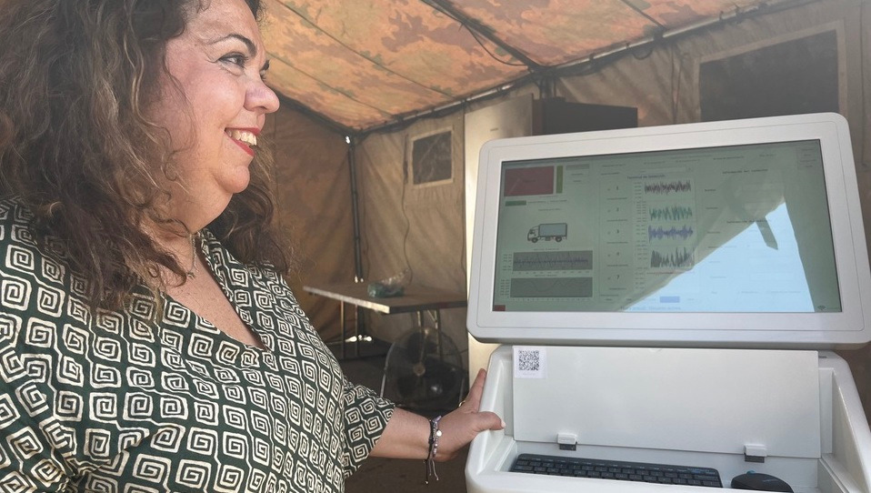 Cristina Pérez junto a la máquina de detección de latidos