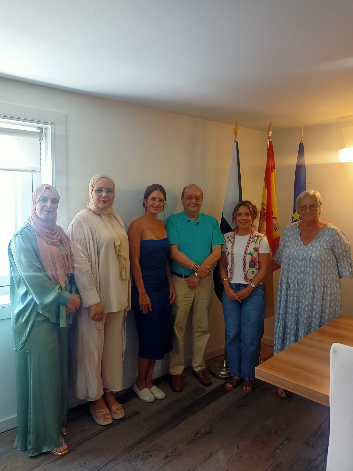 El arquitecto, junto a las trabajadoras que han catalogado su archivo / Cedida