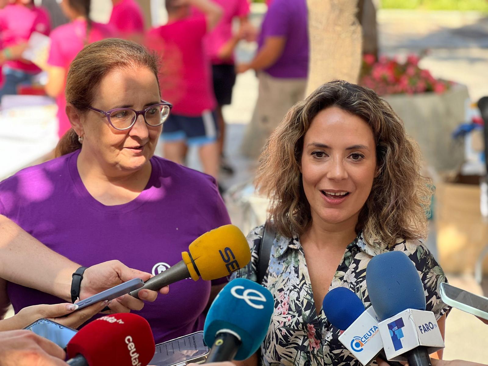 La consejera Orozco, junto a Eva Rodríguez, técnico de la Casa de la Juventud/ Dani Hernández