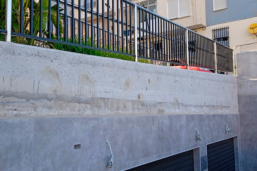 Muro sin revestimiento ni luminarias