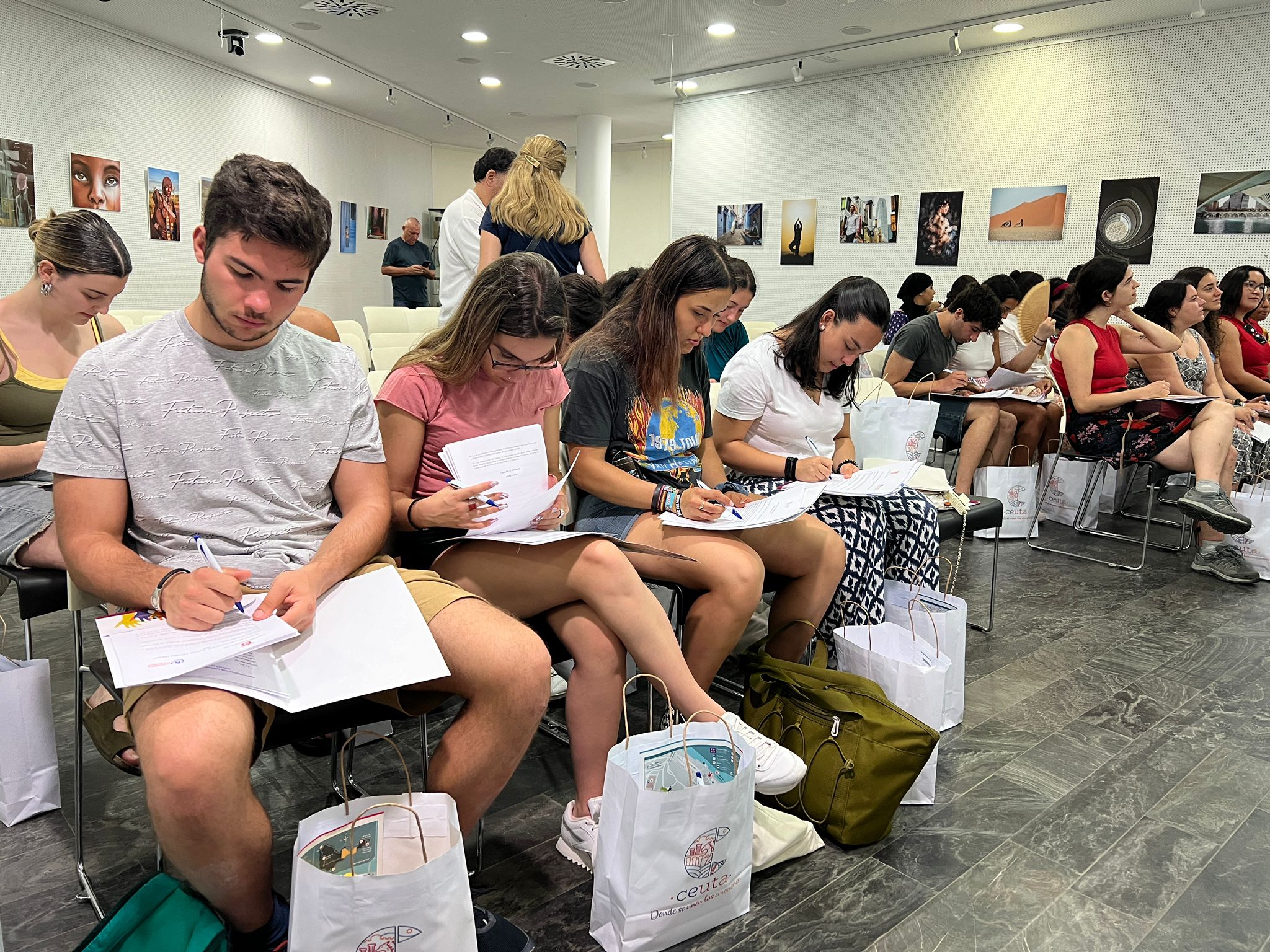 Los jóvenes prestan atención a uno de los formularios a rellenar / Dani Hernández