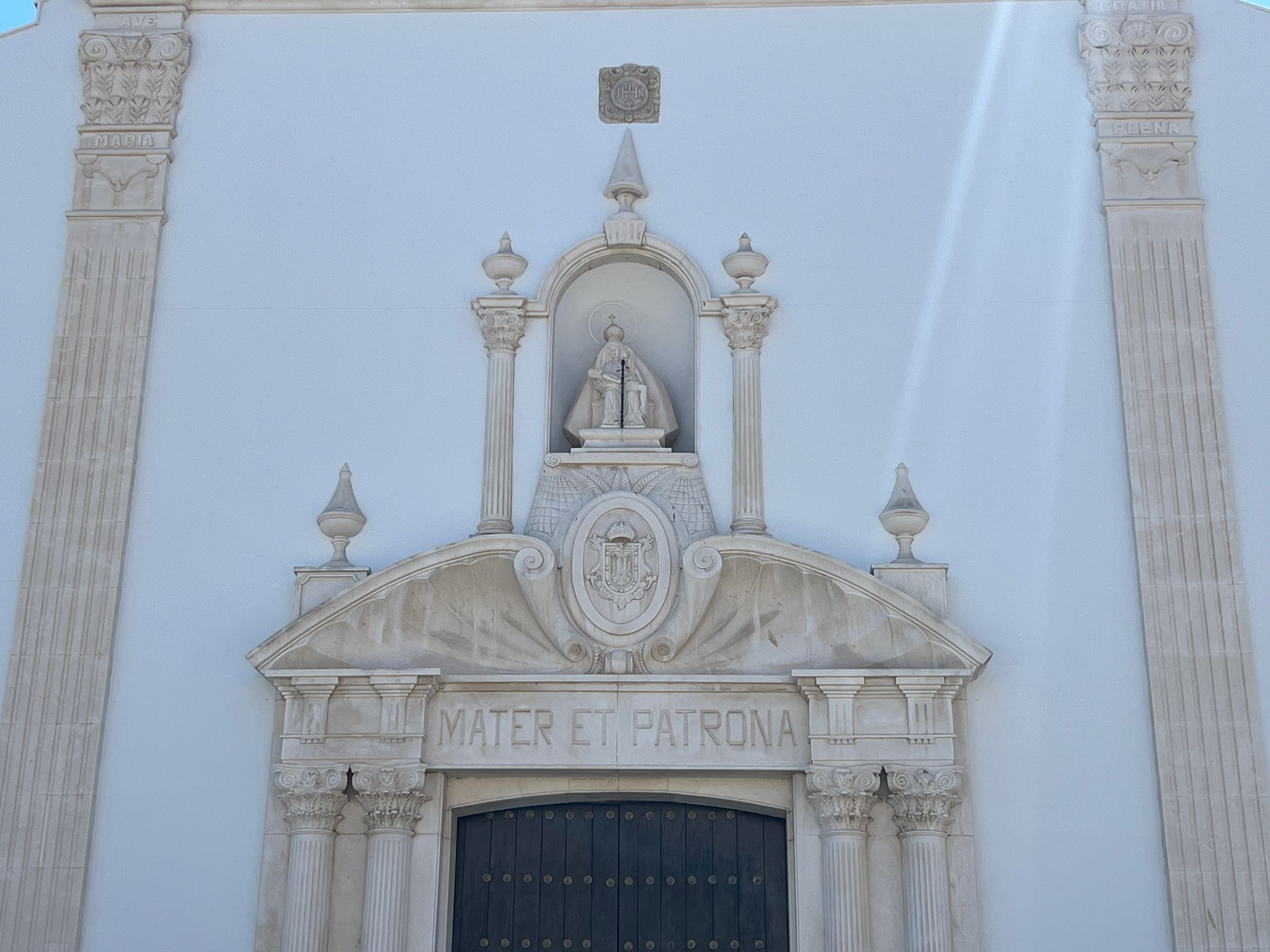 Fachada de la Iglesia de África, reformada por el conocido arquitecto / Dani Hernández