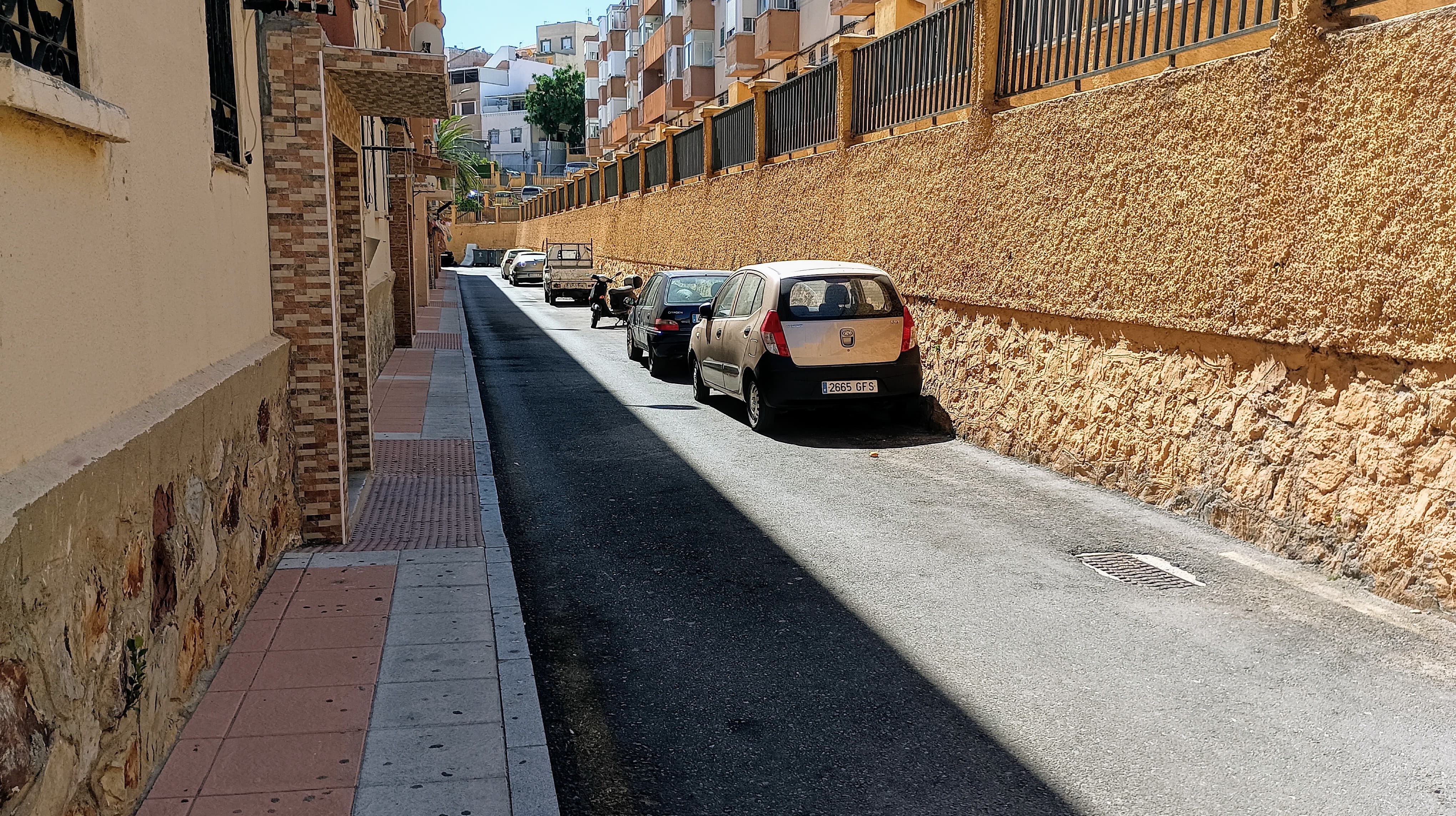 Calle Miralcampo, donde Fomento asegura que hay instalado un punto de recarga pero que ningún vecino ha visto