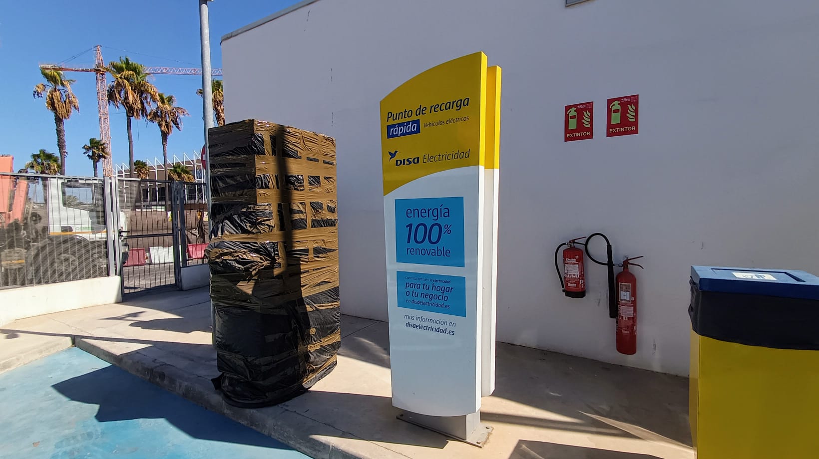Punto de recarga para vehículos eléctricos no habilitado en una de las gasolineras del Puerto y que Fomento cuenta como operativo