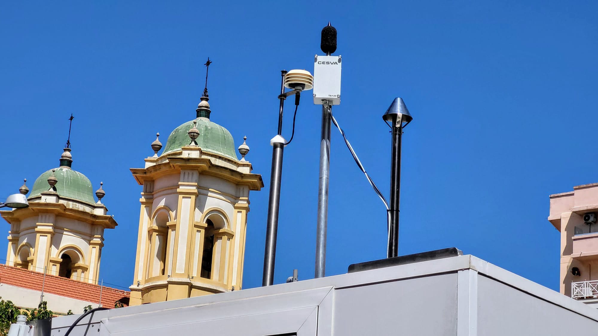 Unidad de medición de calidad del aire, instalada en la Plaza de los Reyes