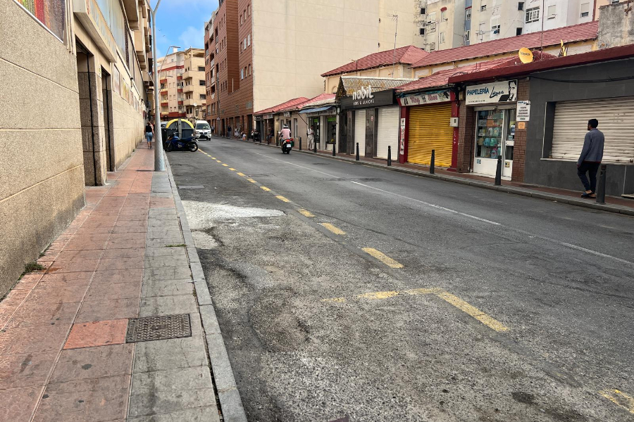 Estado del acerado y la calzada en la zona aledaña al mercado de Hadú / Daniel Hernández