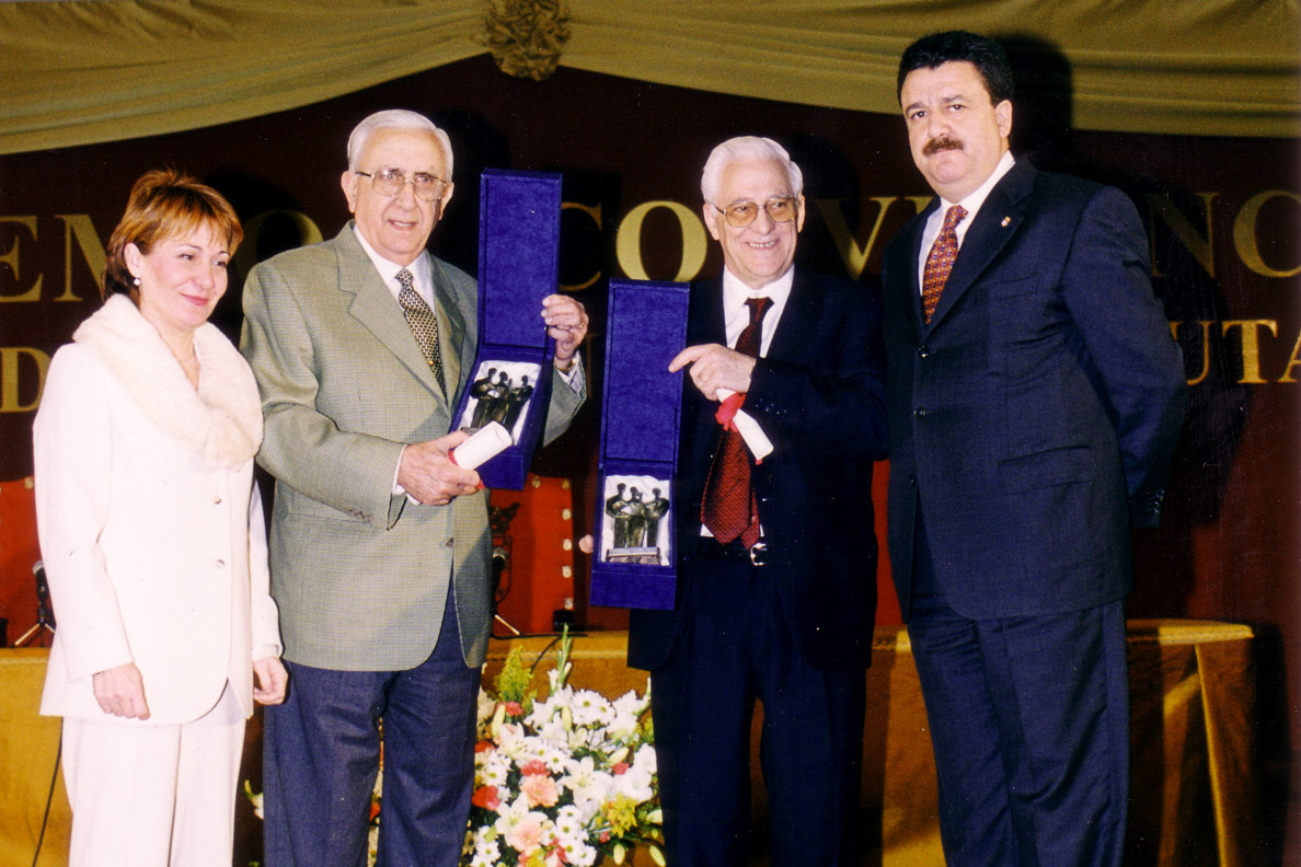 Ángel García, junto al ex presidente Sampietro, recibiendo el Premio Convivencia 2001. Junto a ellos Manuel De la Rubia (padre) y la ex viceconsejera Olga Galiano, tras recibir la Fraternidad de Nazareth el extinto premio local / Foto: Fundación Premio Convivencia